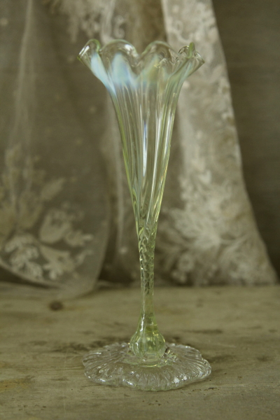 アンティークフラワーベース イギリス ヴァセリンガラス ウランガラス