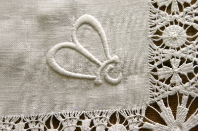 アンティークリネン♡フリル付きモノグラム刺繍入りテーブルクロス193×166cm アンティークリネン♡フリル付きモノグラム刺繍入りテーブルクロス193