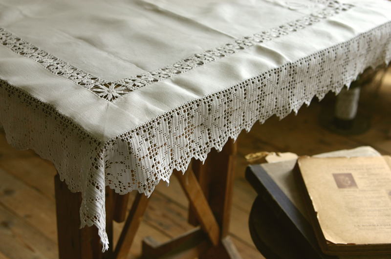 イニシャルのモノグラム刺繍とドロンワーク（ヘムステッチ