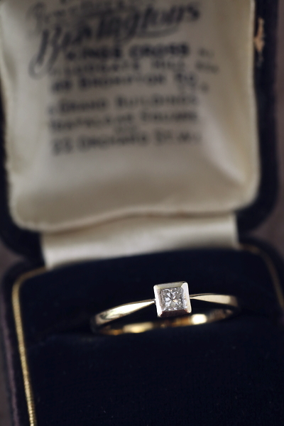 プリンセスカットダイヤモンドソリテールリング　ヴィンテージエンゲージリング　婚約指輪　ソリティア　イギリス