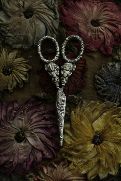 花飾りの手芸鋏と銀の鞘　ソーイングシザース　ヨーロッパ　アンティークストリュフ 20240604
