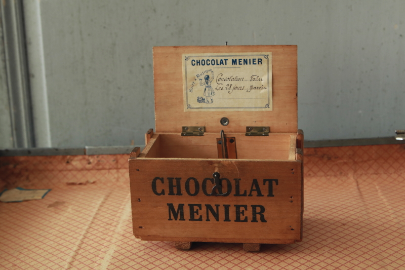 CHOCOLAT MENIER のオルゴール　リスト　コンソレーション　ウッドコンテナ　フランス　アンティークストリュフ