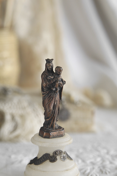 アラバスターの台座の聖母子像　notre dame de la garde ノートルダム　フランス　アンティークストリュフ 20240522