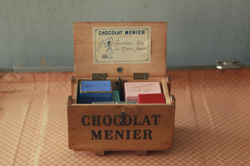 CHOCOLAT MENIER のオルゴール　リスト　コンソレーション　ウッドコンテナ　フランス　アンティークストリュフ