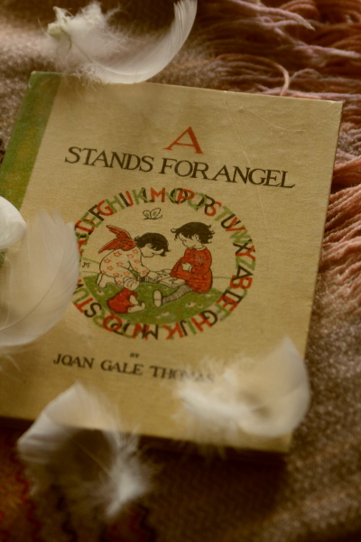 �A���e�B�[�N�u�b�N�@�C�M���X�@A STANDS FOR ANGEL