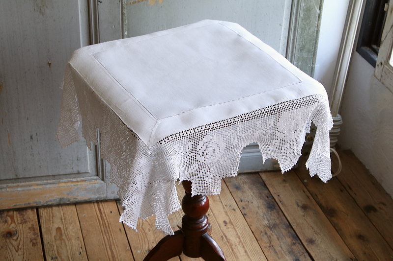 薔薇のクロッシェのスモールテーブルクロス　イギリス　アンティークストリュフ