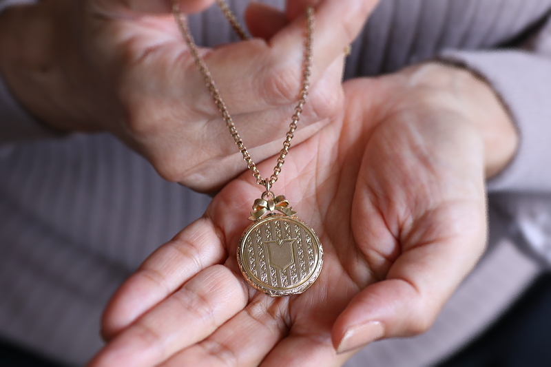 ゴールドトーンメタル　ロケットチャーム　ペンダント　イギリス　アンティークストリュフ