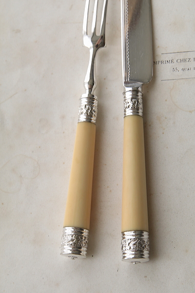 エングレービングのデザートナイフアンドフォーク　アイボリーハンドル　象牙　イギリス アンティークストリュフ