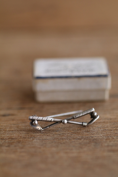 シルバーゴルフブローチ　イギリス　 アンティークストリュフ 20260108