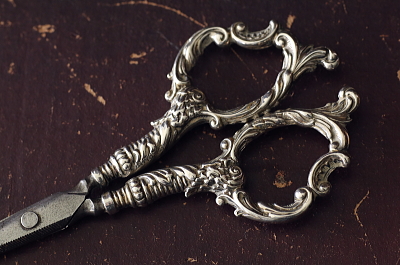シルバーハンドルの手芸鋏　イギリス　ヴィクトリアン　アンティークストリュフ