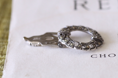 アールデコマーカサイト　シルバードレスクリップ　ヨーロッパ　アンティークストリュフ