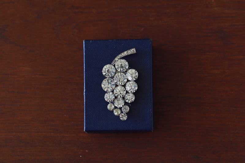 ラインストーン　ブドウドレスクリップ　イギリス　アンティークストリュフ