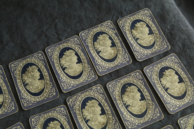 レザーケースのプレイングカード　トランプ　patience　イギリス　アンティークストリュフ