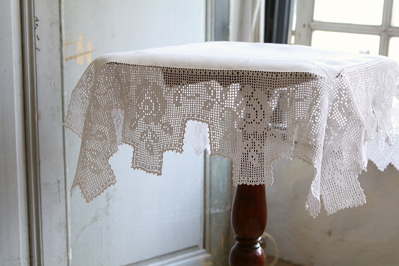 薔薇のクロッシェのスモールテーブルクロス　イギリス　アンティークストリュフ