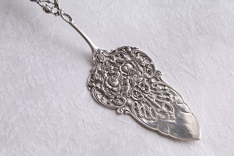 薔薇のシルバーケーキサーバー　ドイツ　アンティークストリュフ