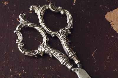 シルバーハンドルの手芸鋏　イギリス　ヴィクトリアン　アンティークストリュフ