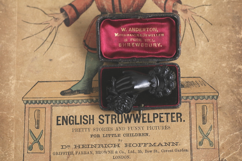 プレスドホーンブローチ　薔薇を持つ手　イギリス　アンティークストリュフ