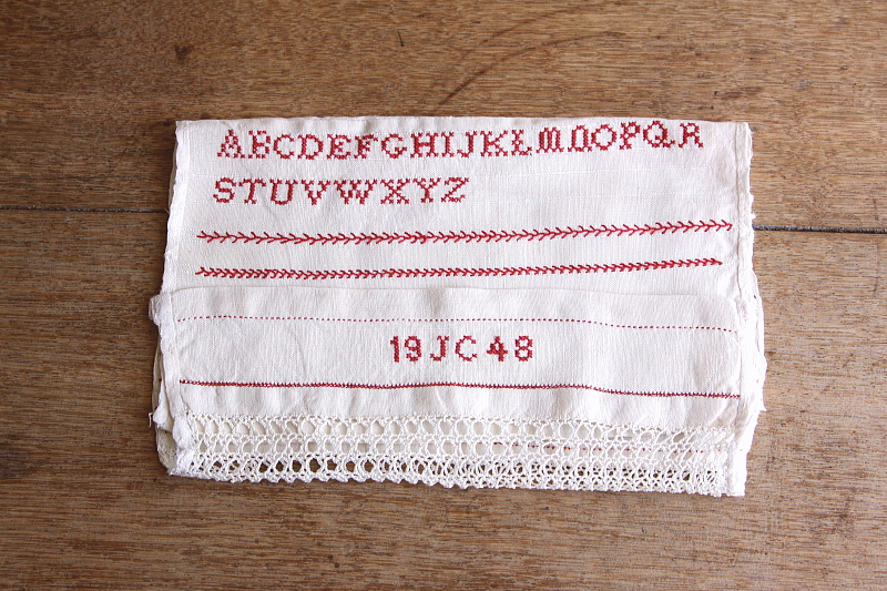 刺繍のリネンサンプラー　イギリス　アンティークストリュフ