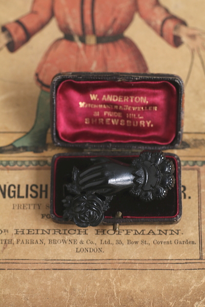 プレスドホーンブローチ　薔薇を持つ手　イギリス　アンティークストリュフ 202602026