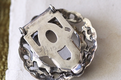 アールデコマーカサイト　シルバードレスクリップ　ヨーロッパ　アンティークストリュフ