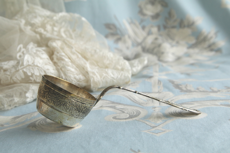 リボンレリーフのティーストレーナー　フランス　L.Gestin　アンティークストリュフ