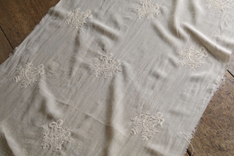 花籠の刺繍　ローンファブリック　フランス　アンティークストリュフ