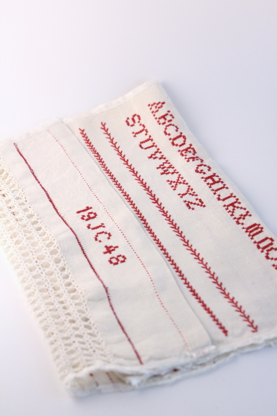 刺繍のリネンサンプラー　イギリス　アンティークストリュフ 20261001