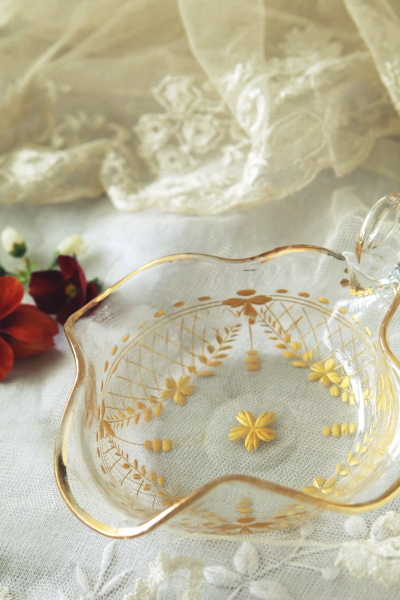 金彩のガラスハンドルディッシュ　花模様　フランス　アンティークストリュフ 20250425