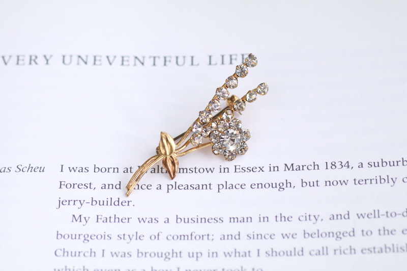 ラインストーンの花のブローチ　ヨーロッパ　アンティークストリュフ