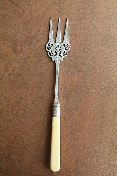 ホースシューのブレッドフォーク　フルーツ柄のケーキナイフ　イギリス　アンティークストリュフ