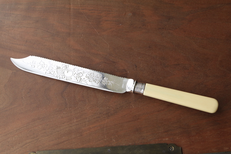 ホースシューのブレッドフォーク　フルーツ柄のケーキナイフ　イギリス　アンティークストリュフ