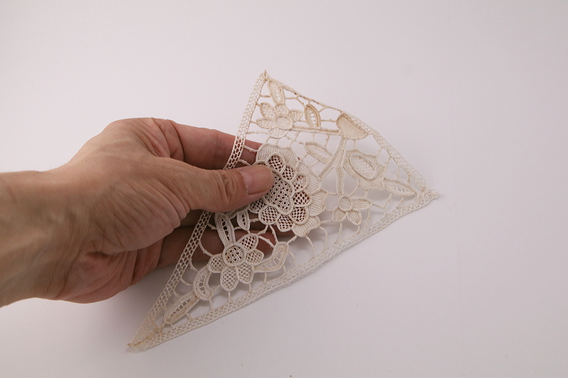 蔓花のニードルレースモチーフ　フランス　アンティークストリュフ