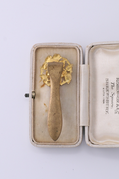 アールヌーボーの花シャトレーンフック　フランス　アンティークストリュフ