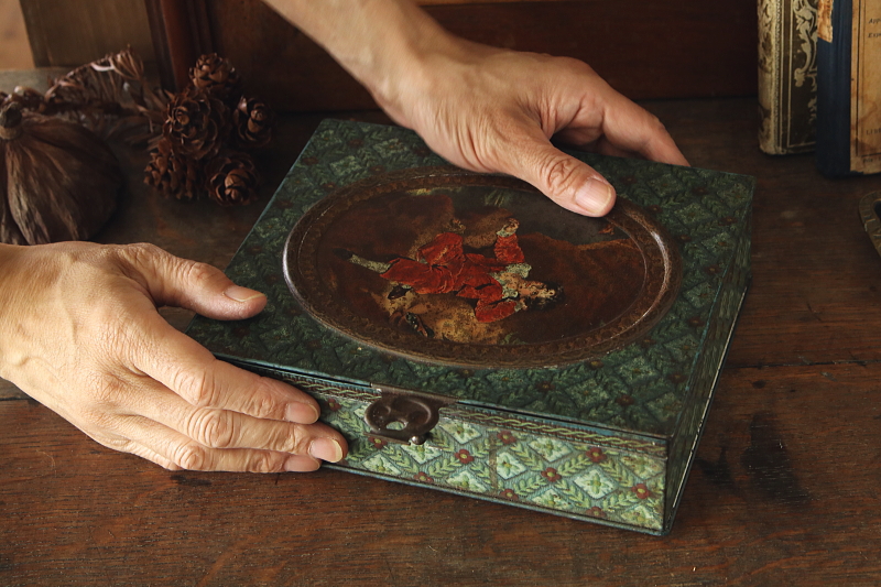 the red boyのビスケット缶　huntry and palmers イギリス　アンティークストリュフ