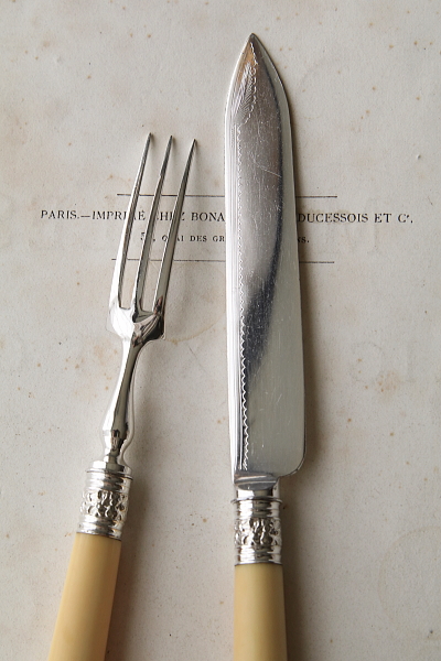 エングレービングのデザートナイフアンドフォーク　アイボリーハンドル　象牙　イギリス アンティークストリュフ