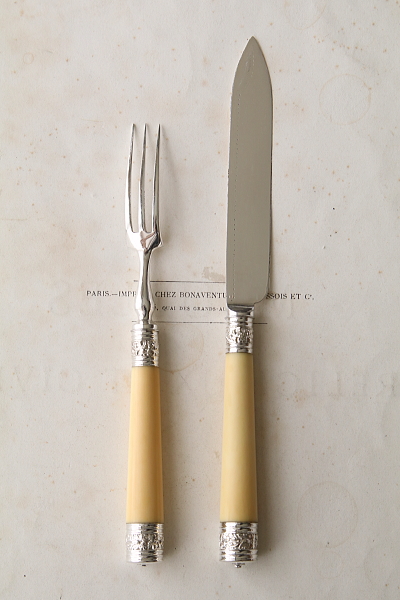 エングレービングのデザートナイフアンドフォーク　アイボリーハンドル　象牙　イギリス アンティークストリュフ