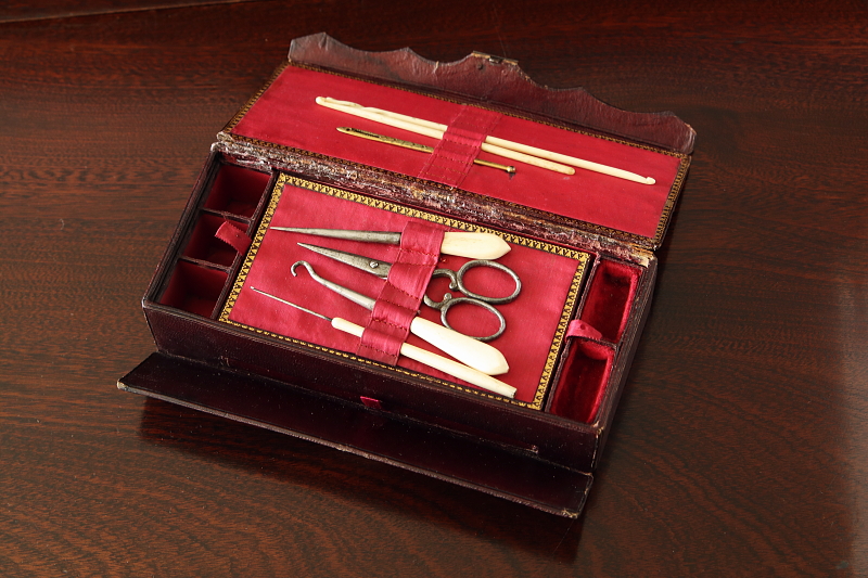 革表紙の裁縫セット　Lady's Companion　イギリス アンティークストリュフ