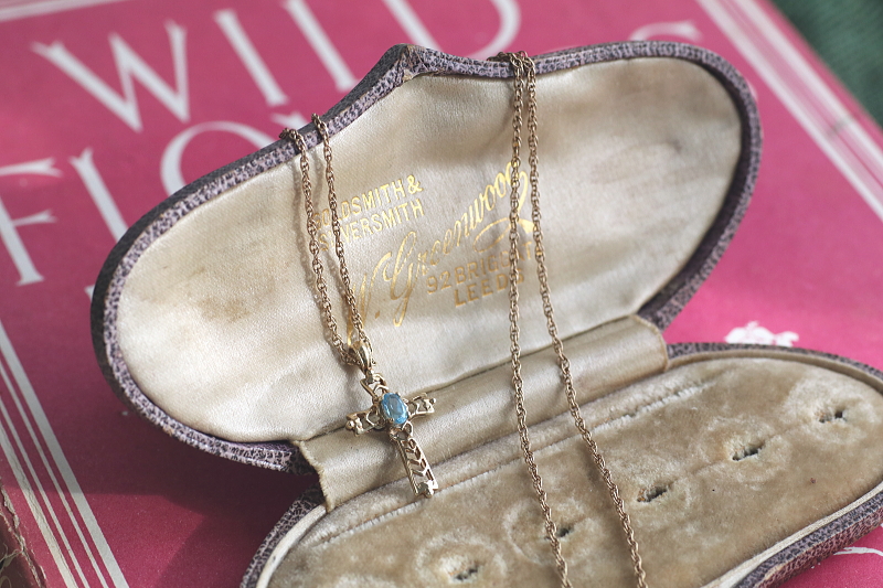 ブルートパーズ　ゴールドクロスペンダント　イギリス　アンティークストリュフ　 20251218