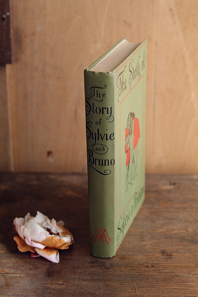 <IMG src="file:///D:/truffleHP/WADAX A&C2/image591144.jpg" width="800" height="533" border="0" alt="ルイス・キャロルの物語　シルヴィーとブルーノ　イギリス アンティークストリュフ">