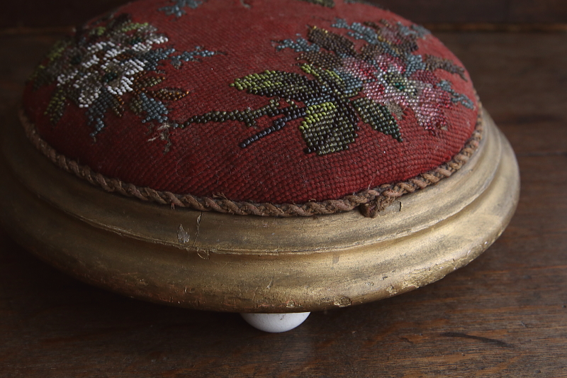 ビーズワークと刺繍のオットマン　ヴィクトリアン　イギリス　アンティークストリュフ
