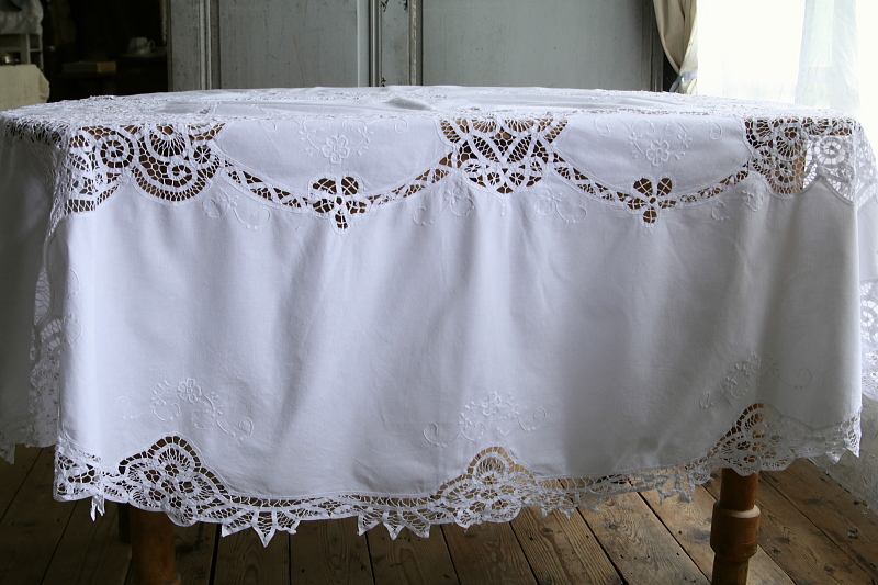バテンレースと花の刺繍　コットンノーバリテーブルクロス　イギリス　アンティークストリュフ