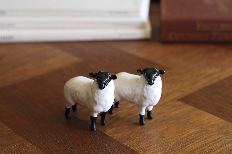 仔羊のフィギュリンペア　beswick pottery イギリス　アンティークストリュフ