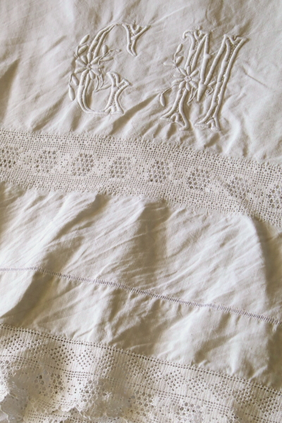 花文字刺繍とクロッシェのリネンシーツ　フランス　アンティークストリュフ 20250722