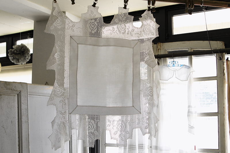 薔薇のクロッシェのスモールテーブルクロス　イギリス　アンティークストリュフ