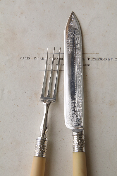 エングレービングのデザートナイフアンドフォーク　アイボリーハンドル　象牙　イギリス アンティークストリュフ