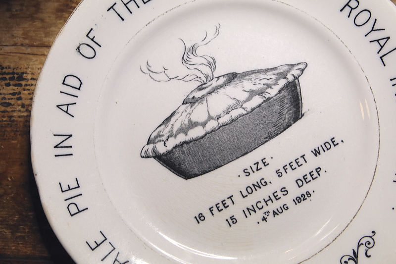 デンビーデールのパイ絵皿 イギリス アンティークストリュフ 20251008