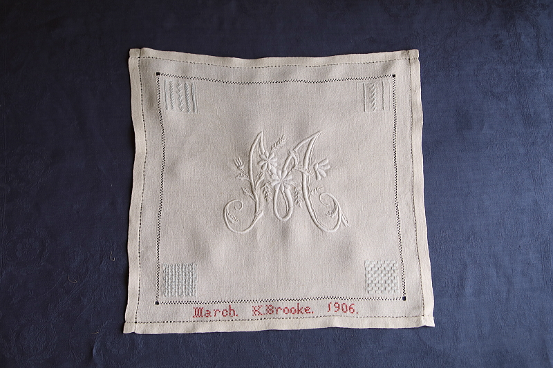 花文字刺繍のサンプラー　イギリス　アンティークストリュフ