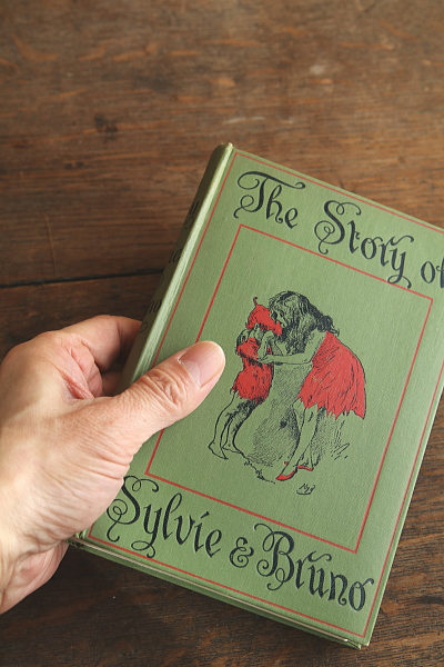 <IMG src="file:///D:/truffleHP/WADAX A&C2/image591144.jpg" width="800" height="533" border="0" alt="ルイス・キャロルの物語　シルヴィーとブルーノ　イギリス アンティークストリュフ">