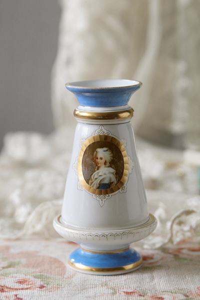 ミルクガラスのフラワーベース　マリー・アントワネット　フランス　アンティークストリュフ