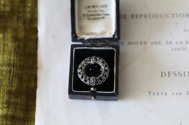 アールデコマーカサイト　シルバードレスクリップ　ヨーロッパ　アンティークストリュフ